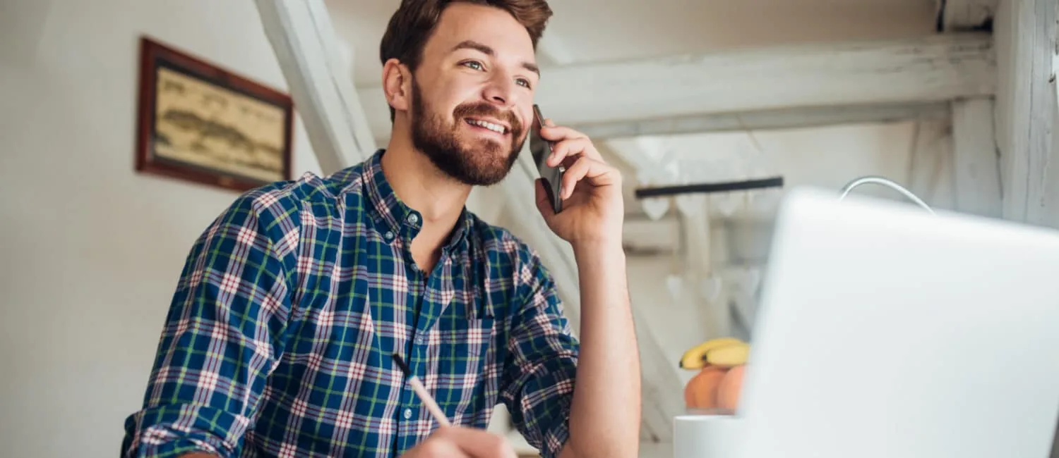 Redovisning i Karlstad hos LR Revision – företagare i samtal vid datorn